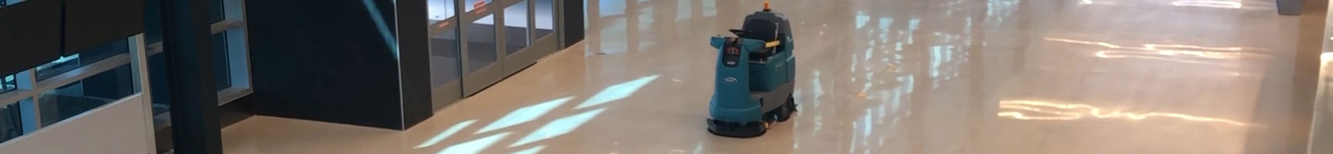Récureuse à plancher robotisée T7AMR nettoyant un aéroport