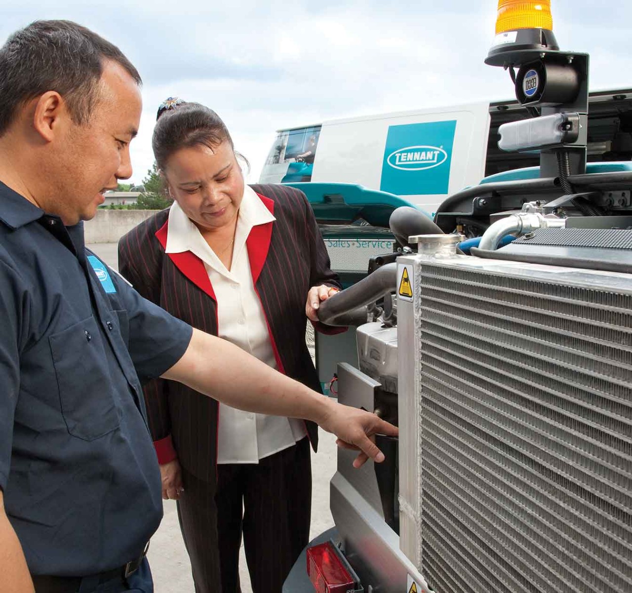 Technicien Tennant sensibilisant un client