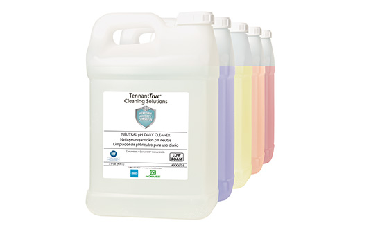 varios detergentes líquidos para limpieza de suelos Tennant
