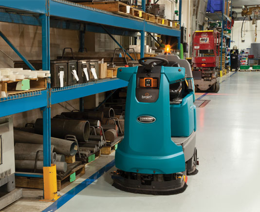 representación de la fregadora robotizada de suelos tennant t7amr limpiando el suelo de un almacén sin un operador