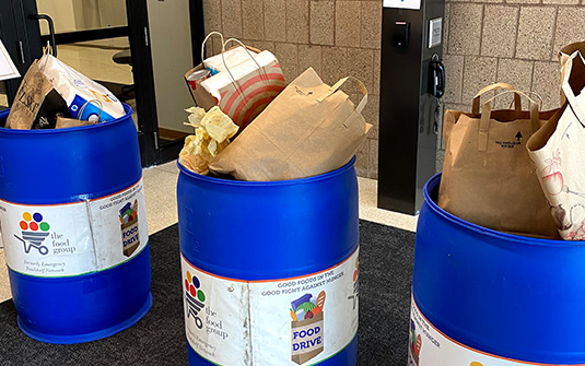 Los empleados de las nuevas sedes de Tennant en Eden Prairie, Minnesota, donan alimentos