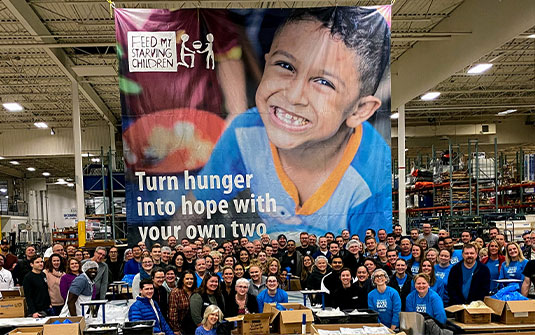 Tennant se ofrece como voluntario en Feed My Starving Children