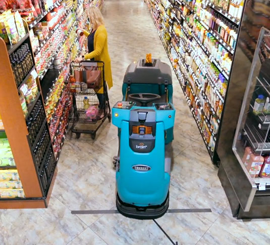 La máquina T380AMR limpiando en un supermercado