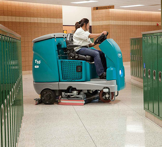 La récureuse autoportée T16 de Tennant nettoie dans une école