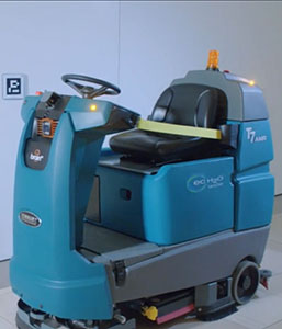 une flotte de récureuses à plancher robotisées de Tennant Company nettoyant une entreprise