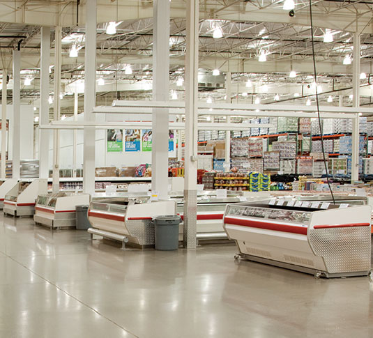 Supermarché avec des sols brillants