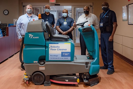 Robot lavapavimenti T7AMR che pulisce un ospedale