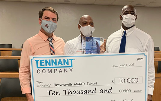フロリダ州マイアミのBrownsville Middle SchoolのAlonzo Henleyは、6月1日火曜日に、サプライズのお祝いとして、彼の学校宛の10,000ドルの小切手を受け取りました。