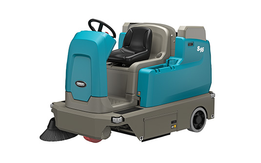 Opzit-veegmachines kunnen grote ruimtes met tapijt schoonmaken, zoals congrescentra, of faciliteiten met harde vloeren zoals parkeerterreinen en luchthavens. 
