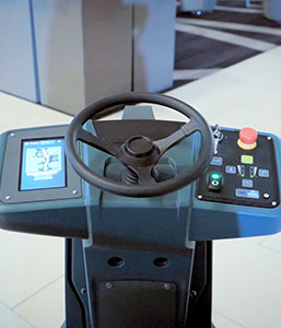 Lavadora de pavimentos autónoma da Tennant Company a limpar em piloto automático
